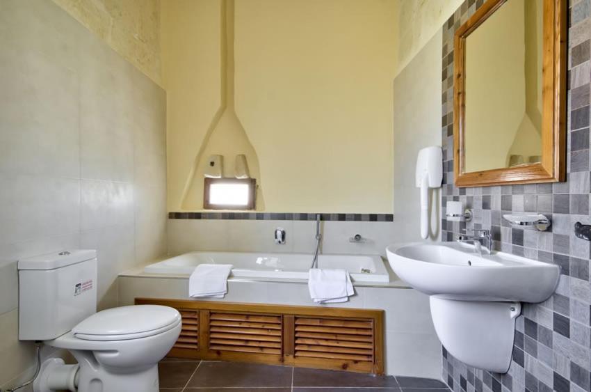 Farmhouse Razzett Cora Victoria Ngoại thất bức ảnh